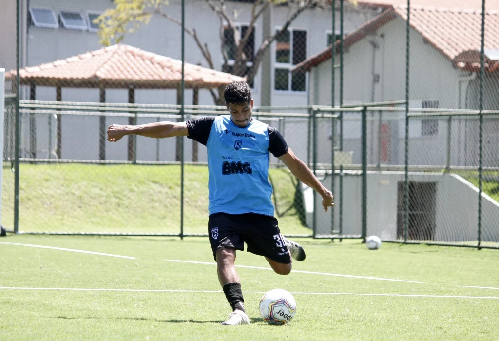 MEIA-ATACANTE DANIEL PENHA JÁ TREINA COM ELENCO DO COIMBRA