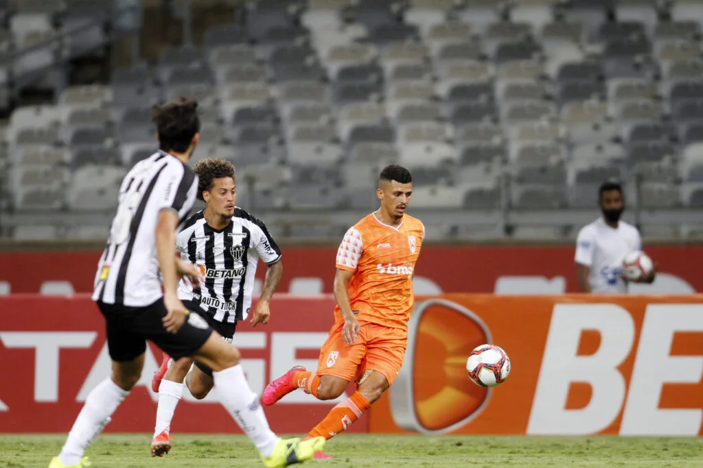 COM ERRO DA ARBITRAGEM, COIMBRA PERDE PARA O ATLÉTICO-MG EM BH