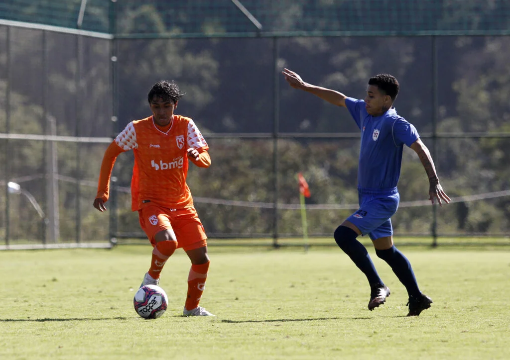 COIMBRA ASSINA CONTRATO PROFISSIONAL COM O JOVEM VICTOR HUTTER COIMBRA ASSINA CONTRATO PROFISSIONAL COM O JOVEM VICTOR HUTTER
