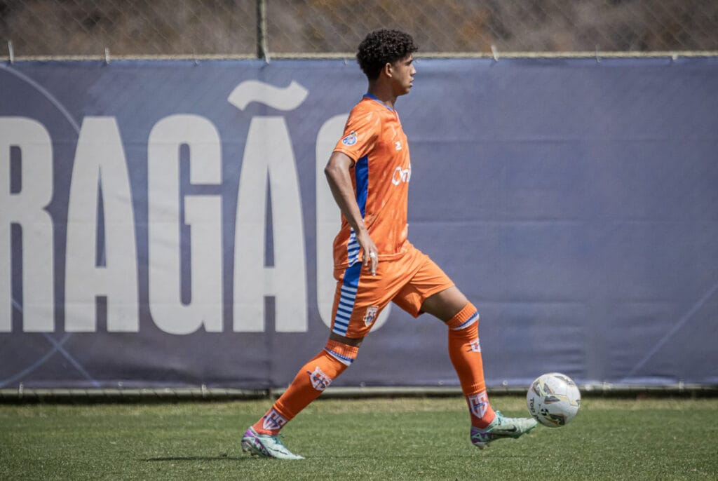 ZAGUEIRO RIQUELME, DO SUB-17, DESPERTA INTERESSE EM GIGANTES E TEM MULTA DE R$ 62 MILHÕES